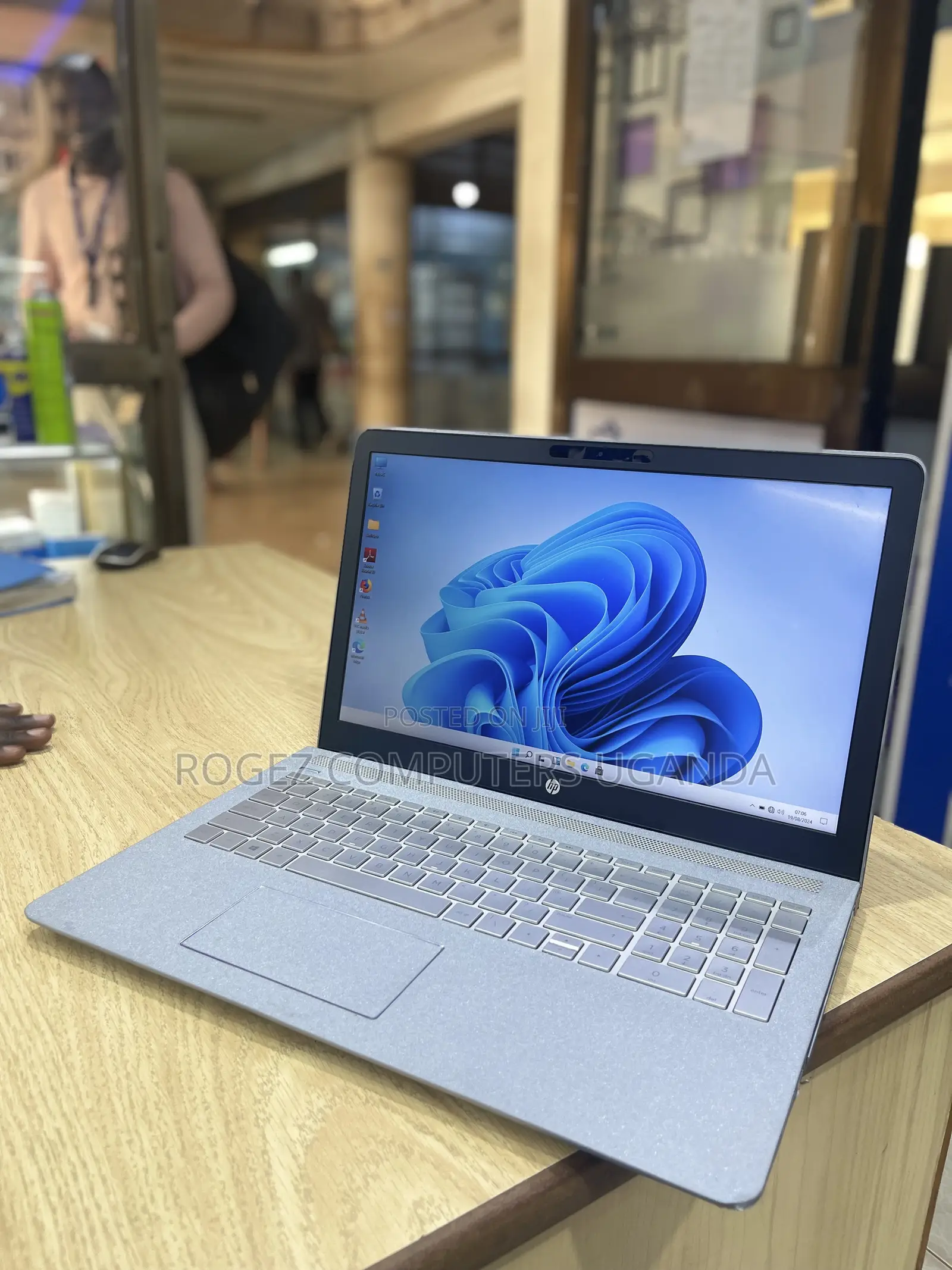 New Laptop HP Pavilion 15-Cs3063cl 8GB Intel Core I7 SSD 256GB