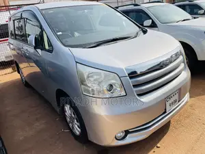 Toyota Noah 2.0 143hp AWD (8 Seater) 2009 Silver