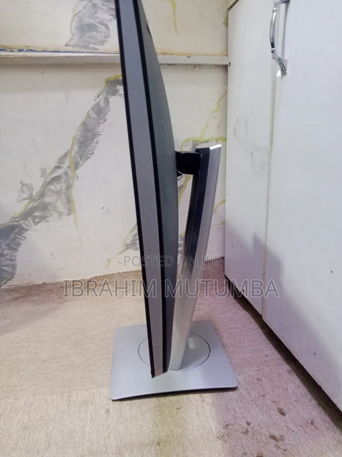 It's HP Monitor,24 Inch,