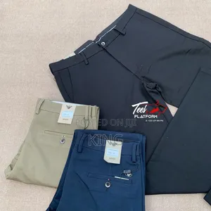 Signature Iron Free Khakis Trousers. Classic Fit