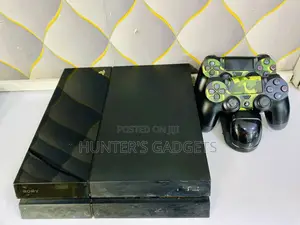 Sony Playstation 4 With 3 Games With 2 Game Controllers