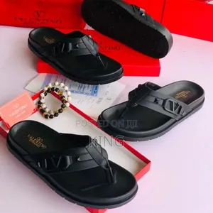 Valentino Garavani Leather Sandal. Black