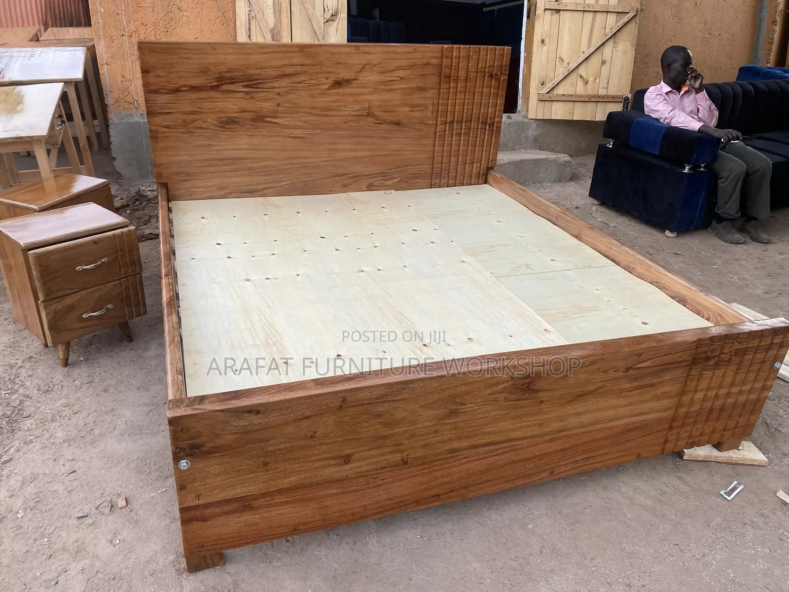 Platform Walnut Mugavu Bed