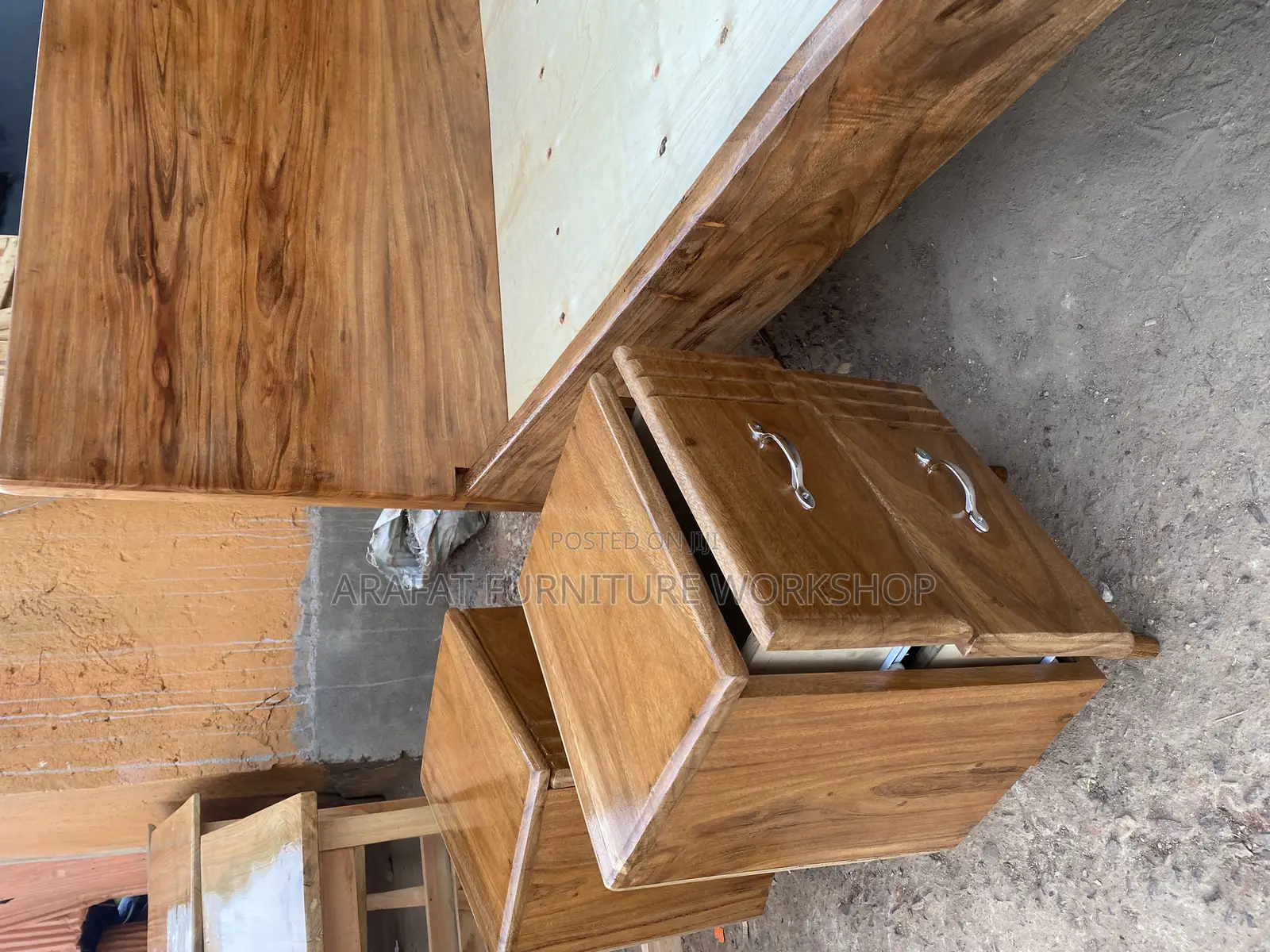 Platform Walnut Mugavu Bed