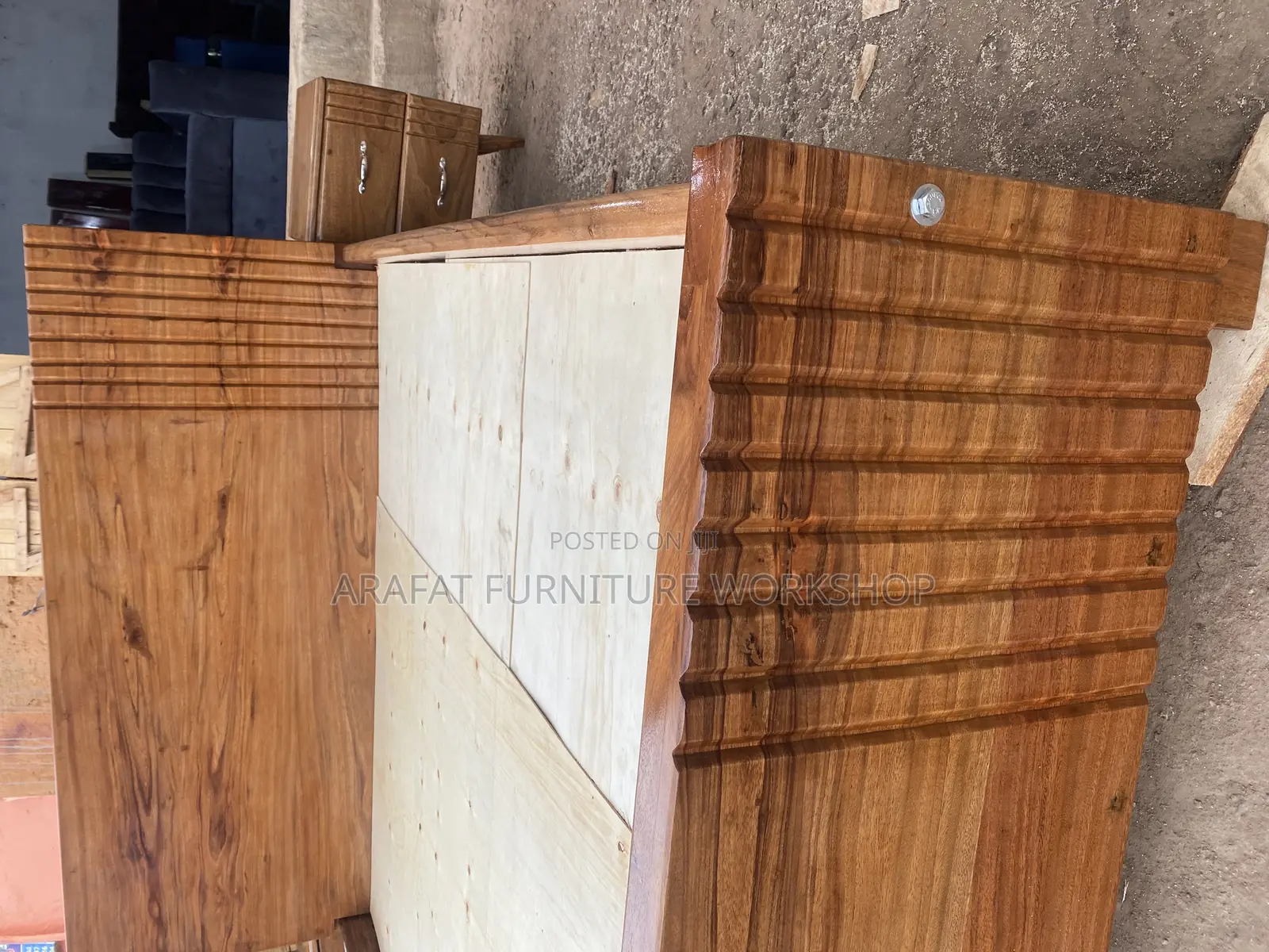 Platform Walnut Mugavu Bed