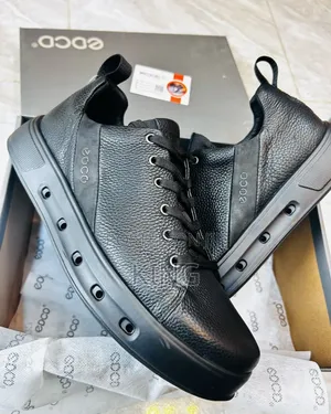 Ecco Street 720 Sneakers. Black Classic Shoes