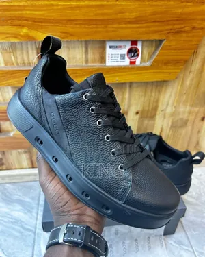 Ecco Street 720 Men's Vented Gore-Tex Black Sneaker