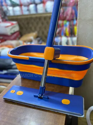 Mop With a Foldable Bucket