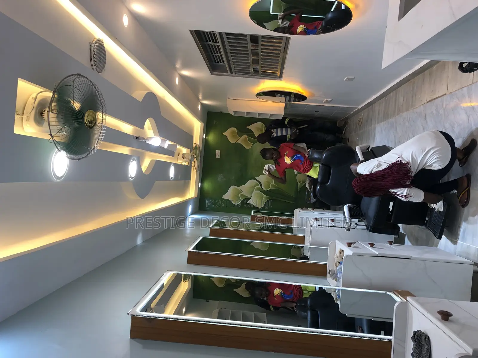 Salon Full Decor