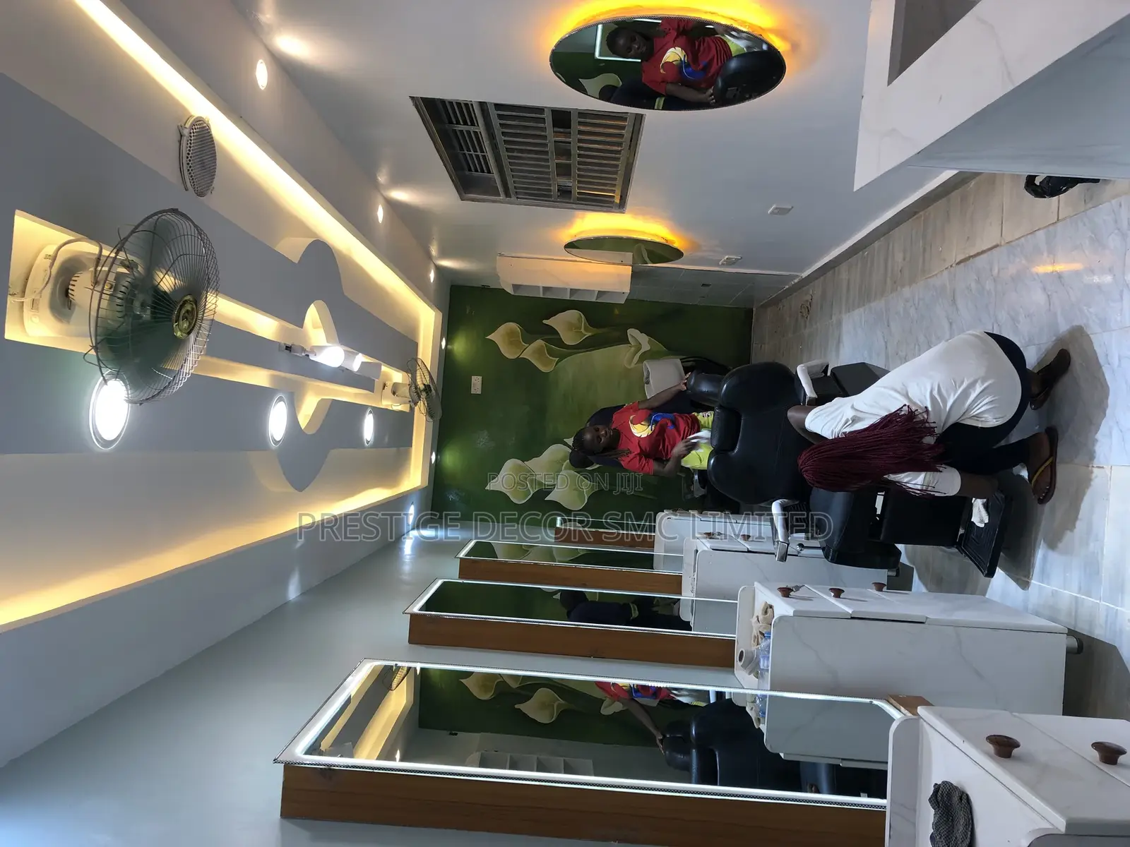 Salon Full Decor