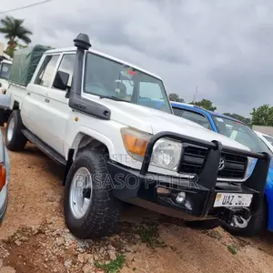 Toyota Land Cruiser 2010 White