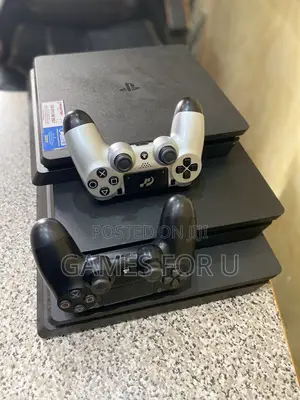Ps4 Slim Chipped Wih 2 Pads