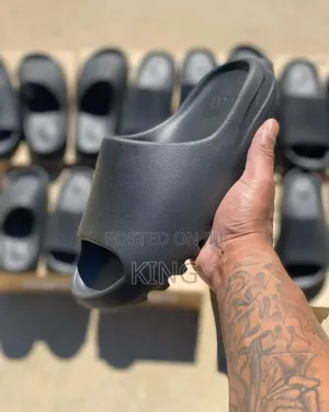 Soothing Yeezy Onyx Slides