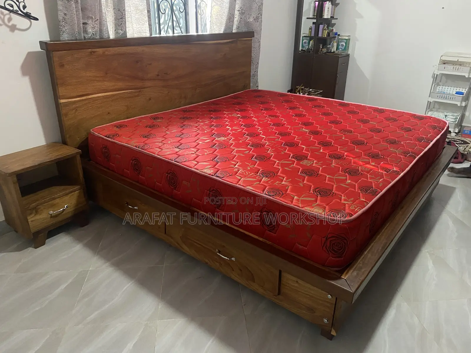 Queen Walnut Mugavu Bed