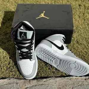 Vogue Jordan 1 Mid Light "Smoke Grey"