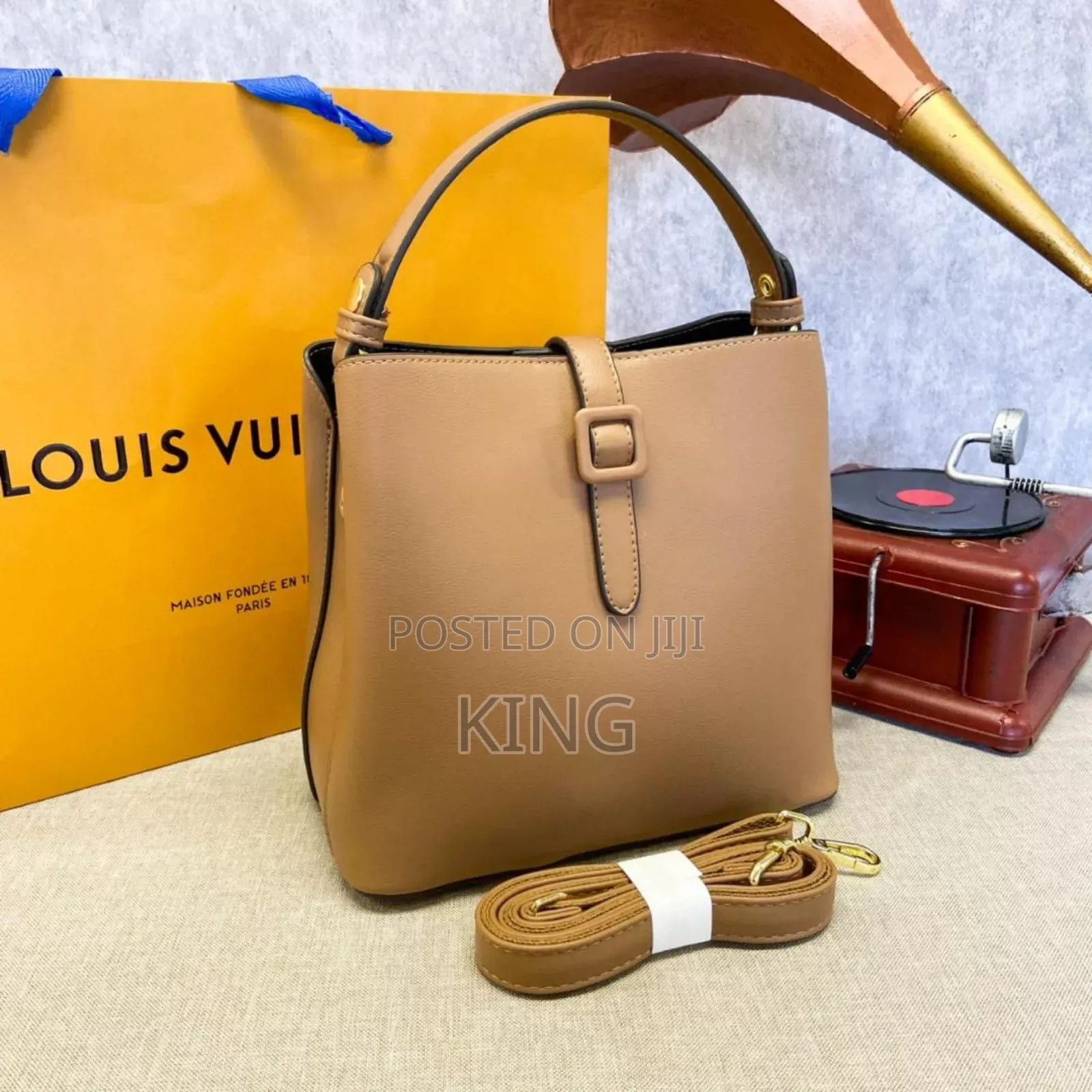Snug Louise Vuitton Shoulder Bag