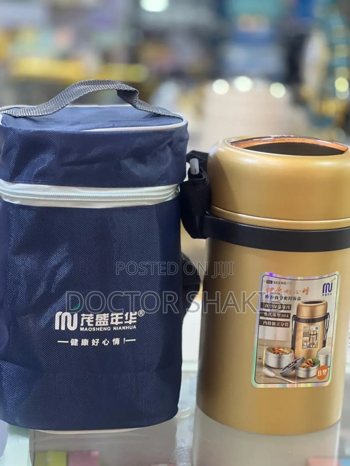 New Portable Nice Looking Lunch Box With a Bag