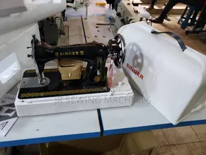 Singer Sewing Machine With Sit and Cover