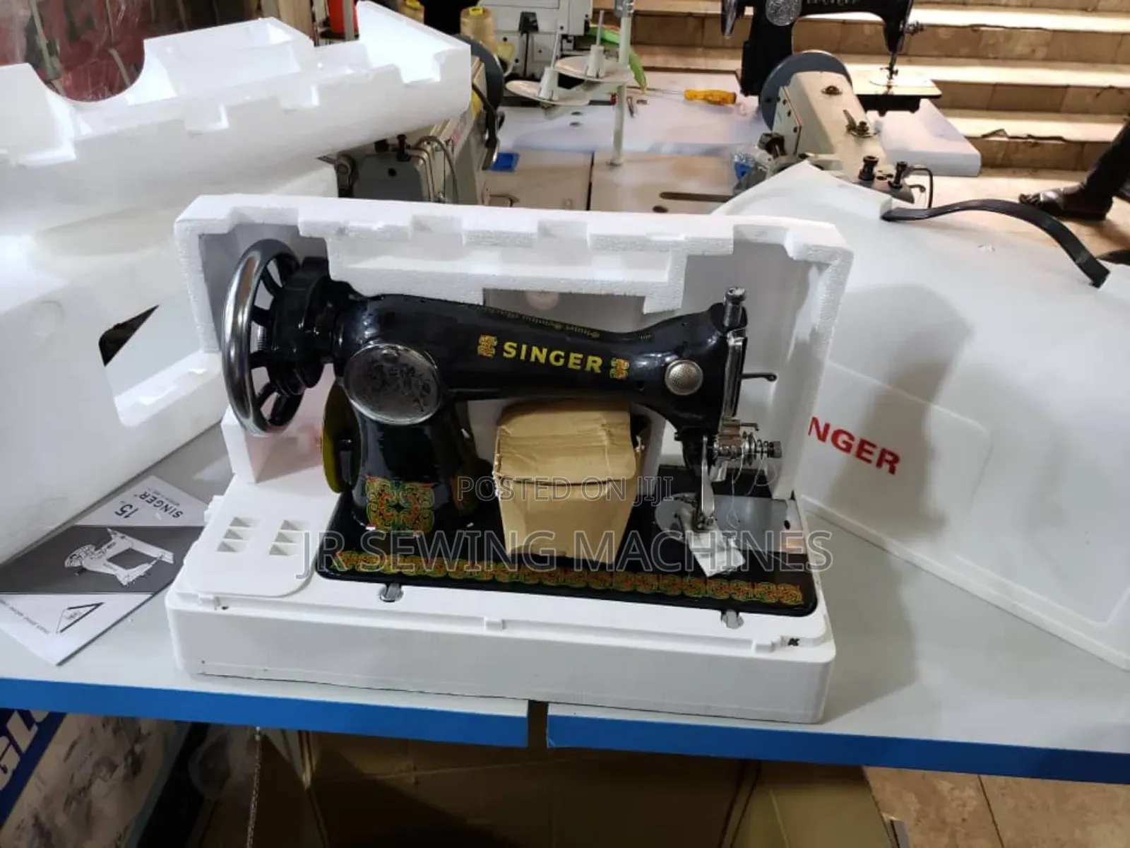 Singer Sewing Machine With Sit and Cover