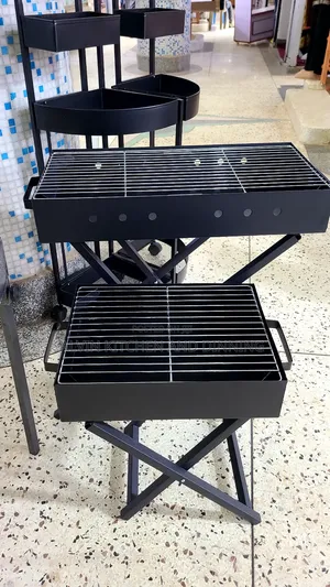 Barbeque Grill With Foldable Legs