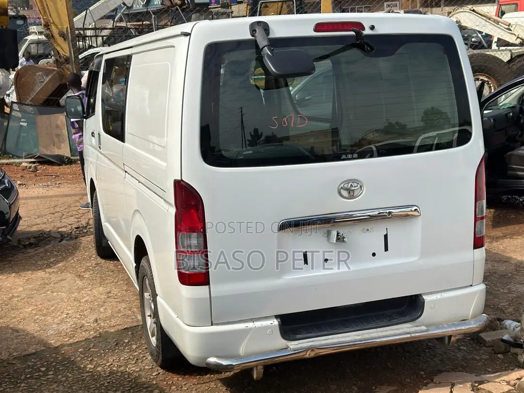 Toyota HiAce 2011 White