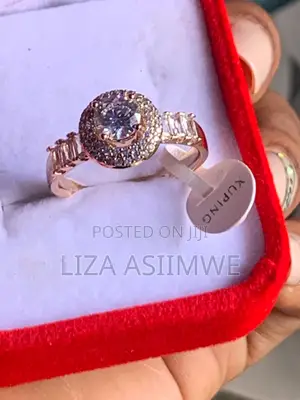 Round Rose Gold Engagement Rings
