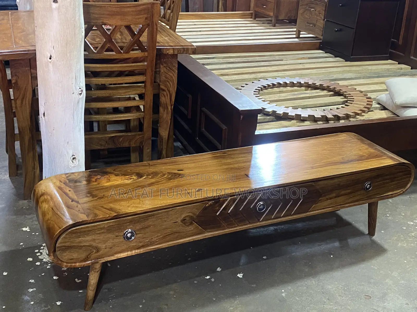 Solid Mugavu TV Stand