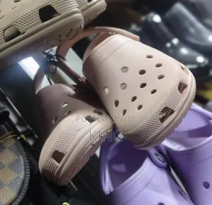 Genial Metro Classic Crocs