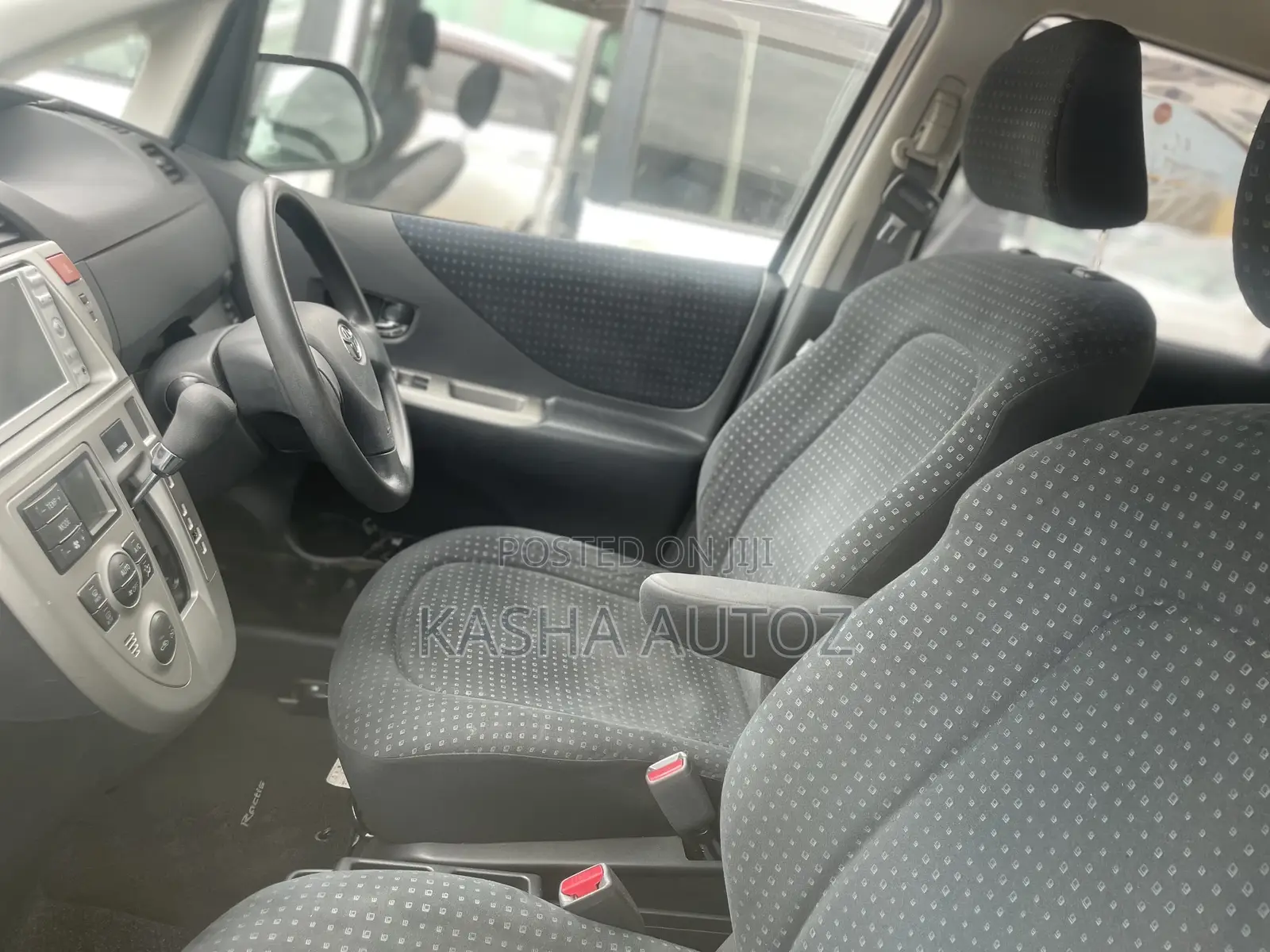 Toyota Ractis 2010 Silver