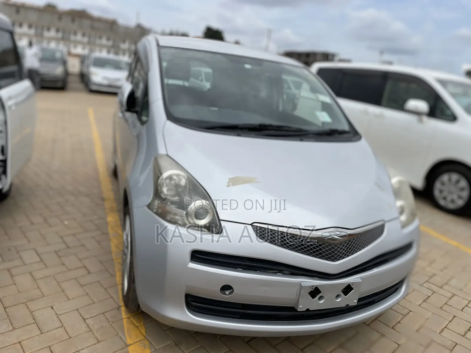 Toyota Ractis 2010 Silver