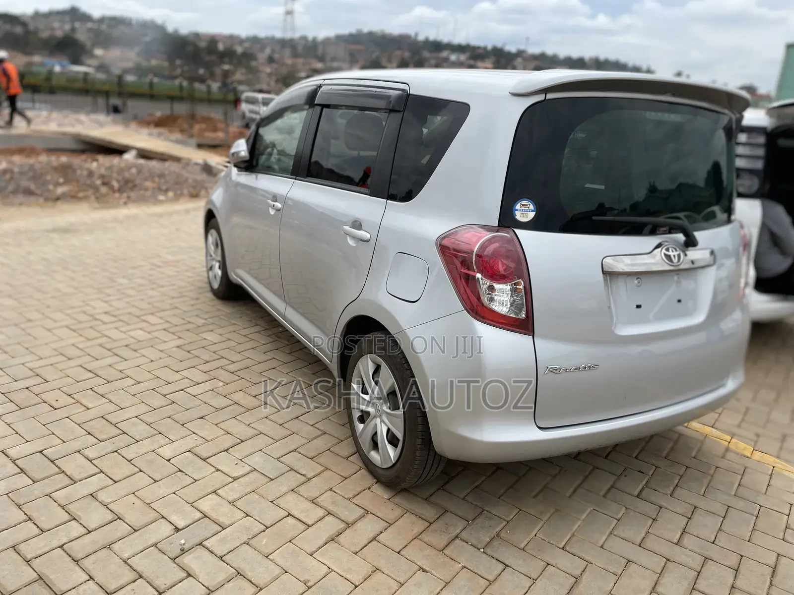 Toyota Ractis 2010 Silver