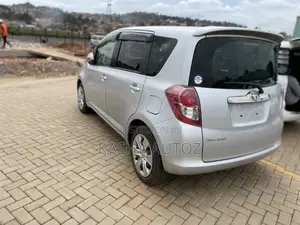 Toyota Ractis 2010 Silver