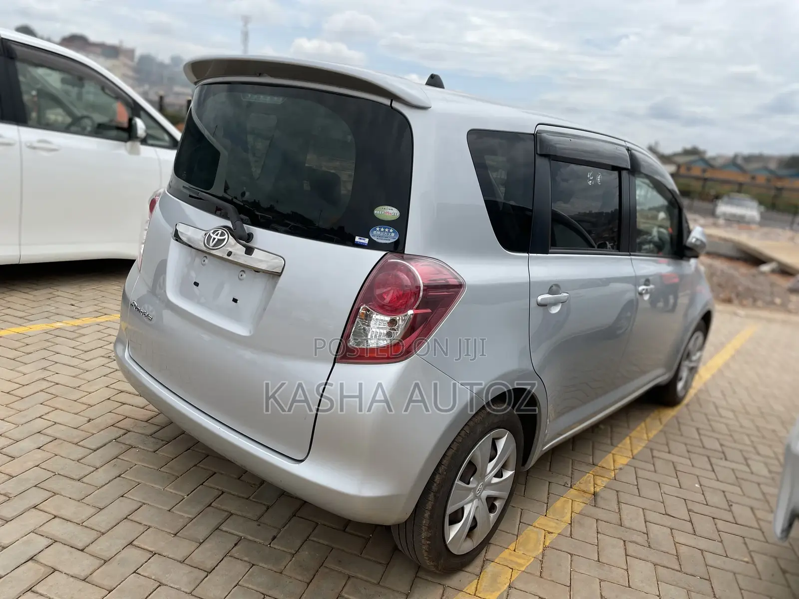 Toyota Ractis 2010 Silver