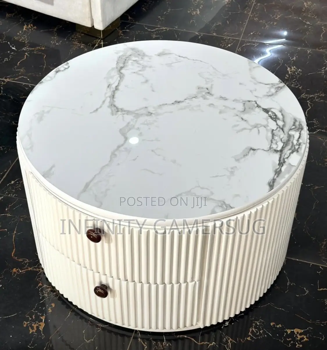 A Classy Marble Centerpiece Available In Different Colors