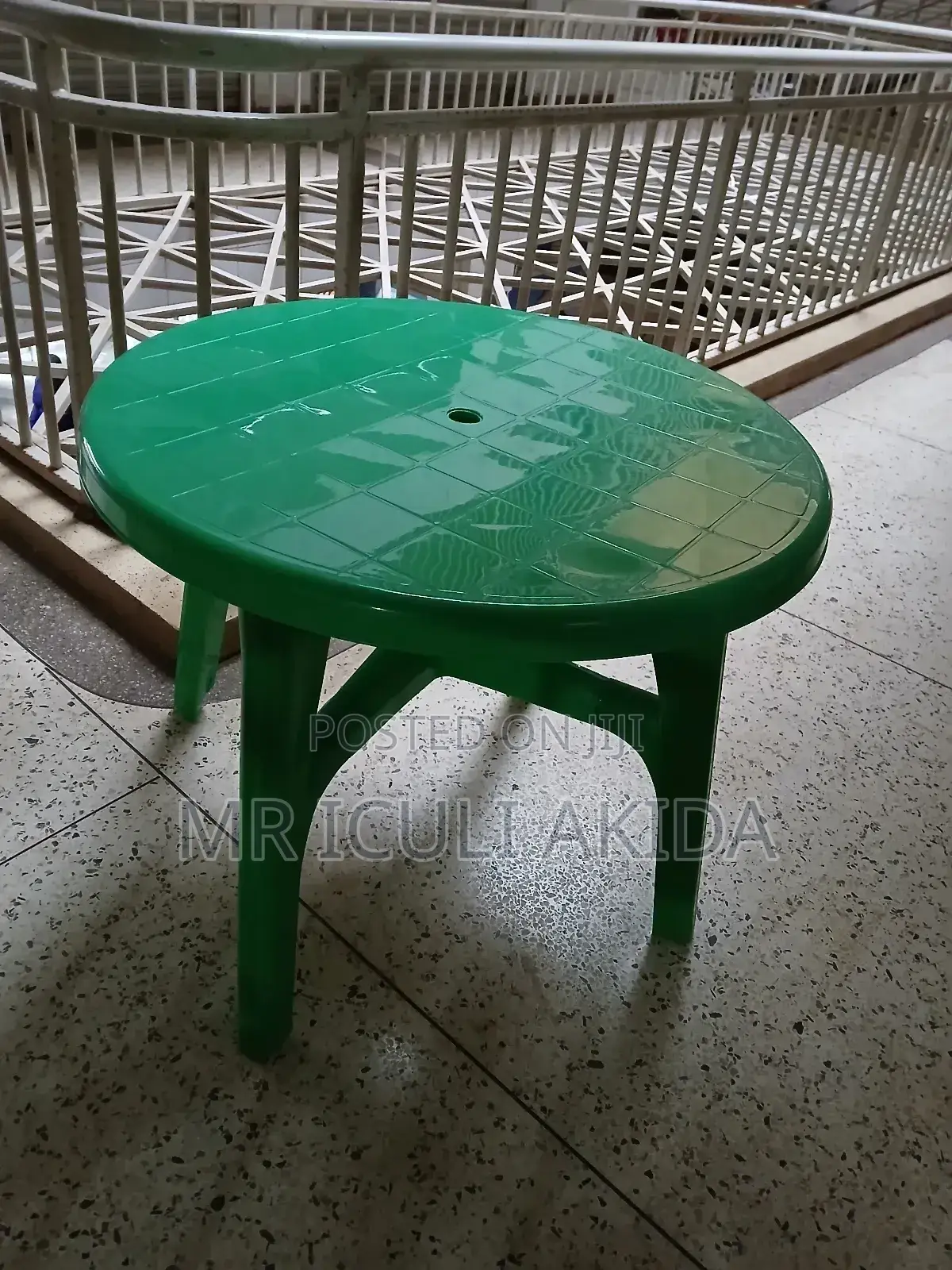 Round Plastic Table for Restaurant,Bars,Hotels,Beach,Balcony