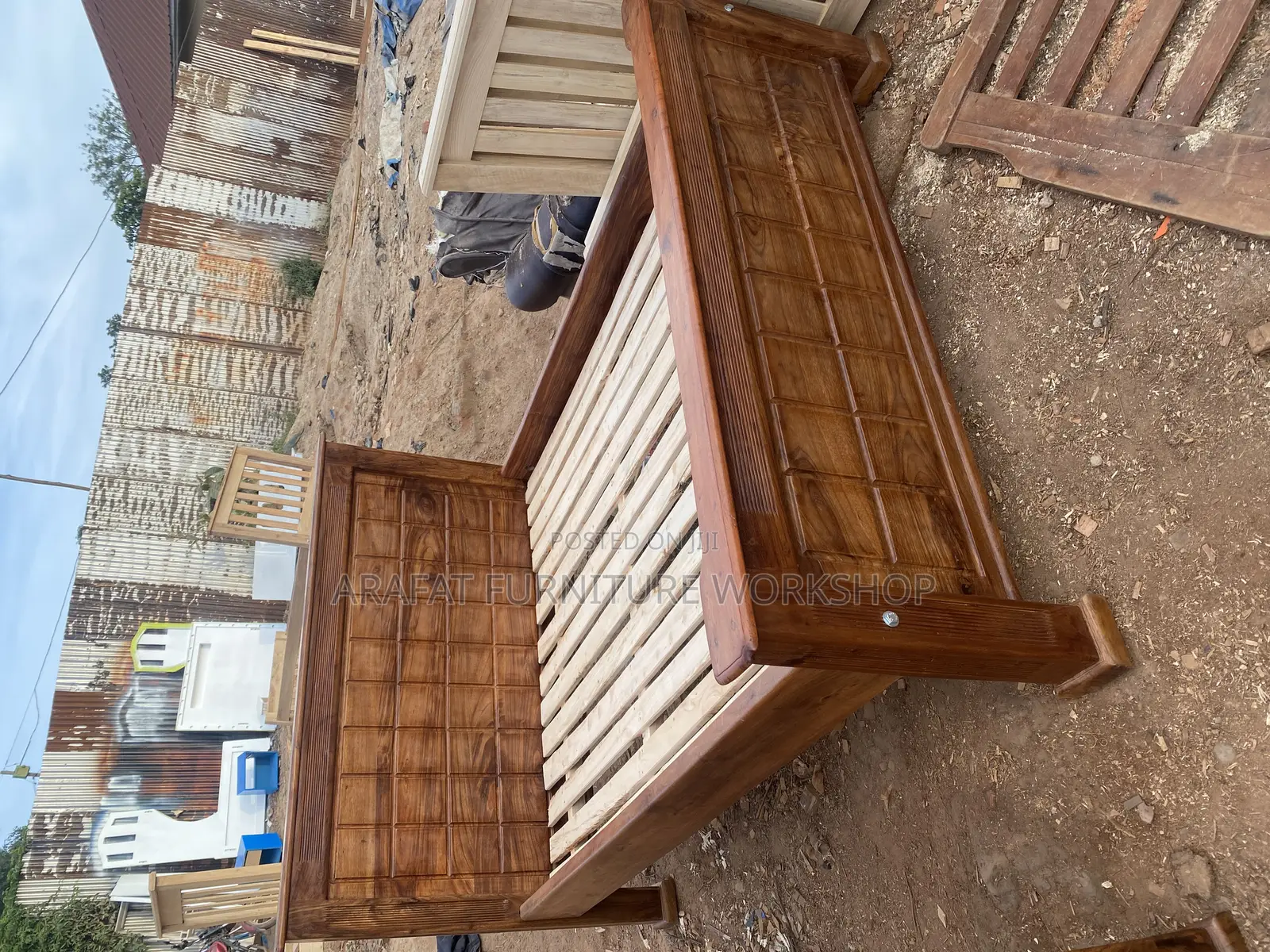 Solid Tile Mugavu Bed