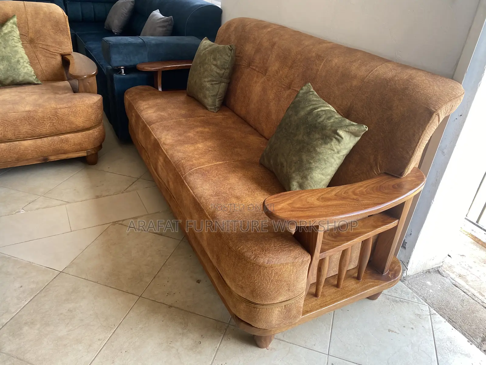 Modern Johnson Mugavu Couch