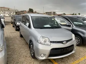 Toyota Sienta 2012 Silver