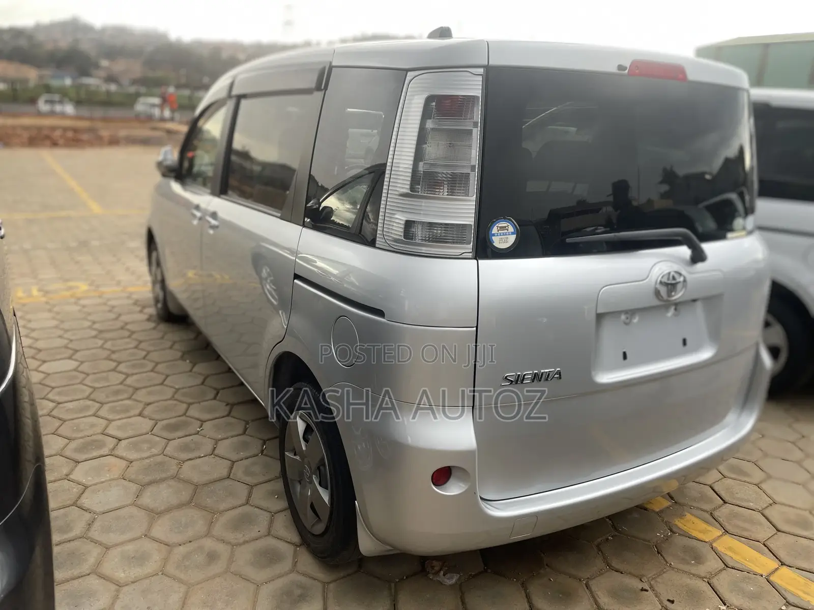 Toyota Sienta 2012 Silver