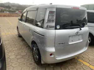 Toyota Sienta 2012 Silver