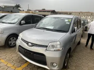 Toyota Sienta 2012 Silver