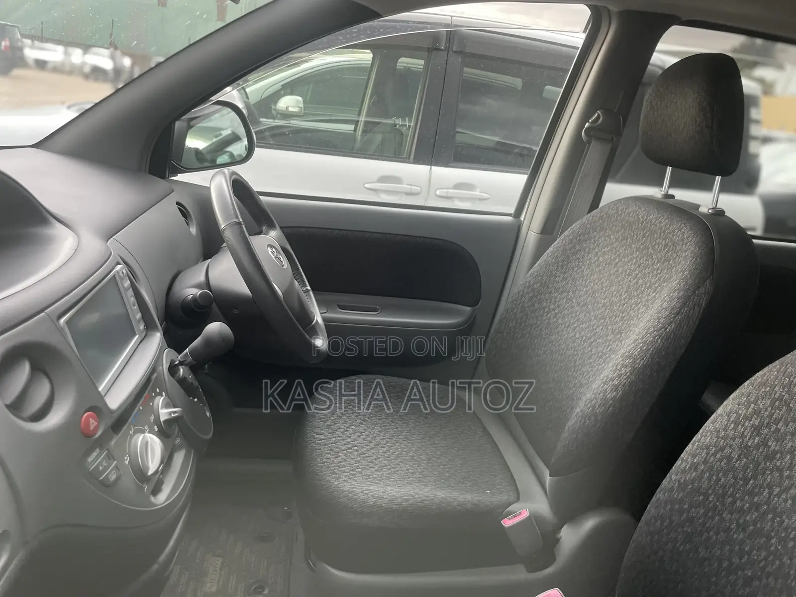 Toyota Sienta 2012 Silver