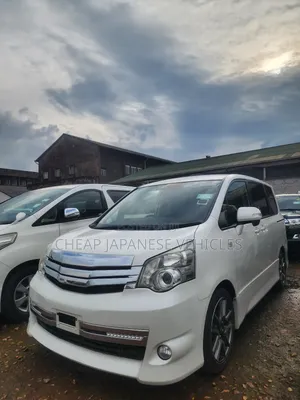 Toyota Noah 2.0 158hp FWD (8 Seater) 2011 White