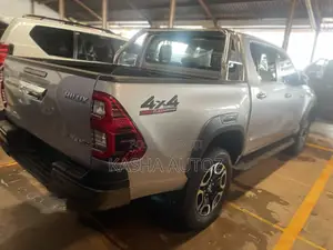 New Toyota Hilux 2024 Silver