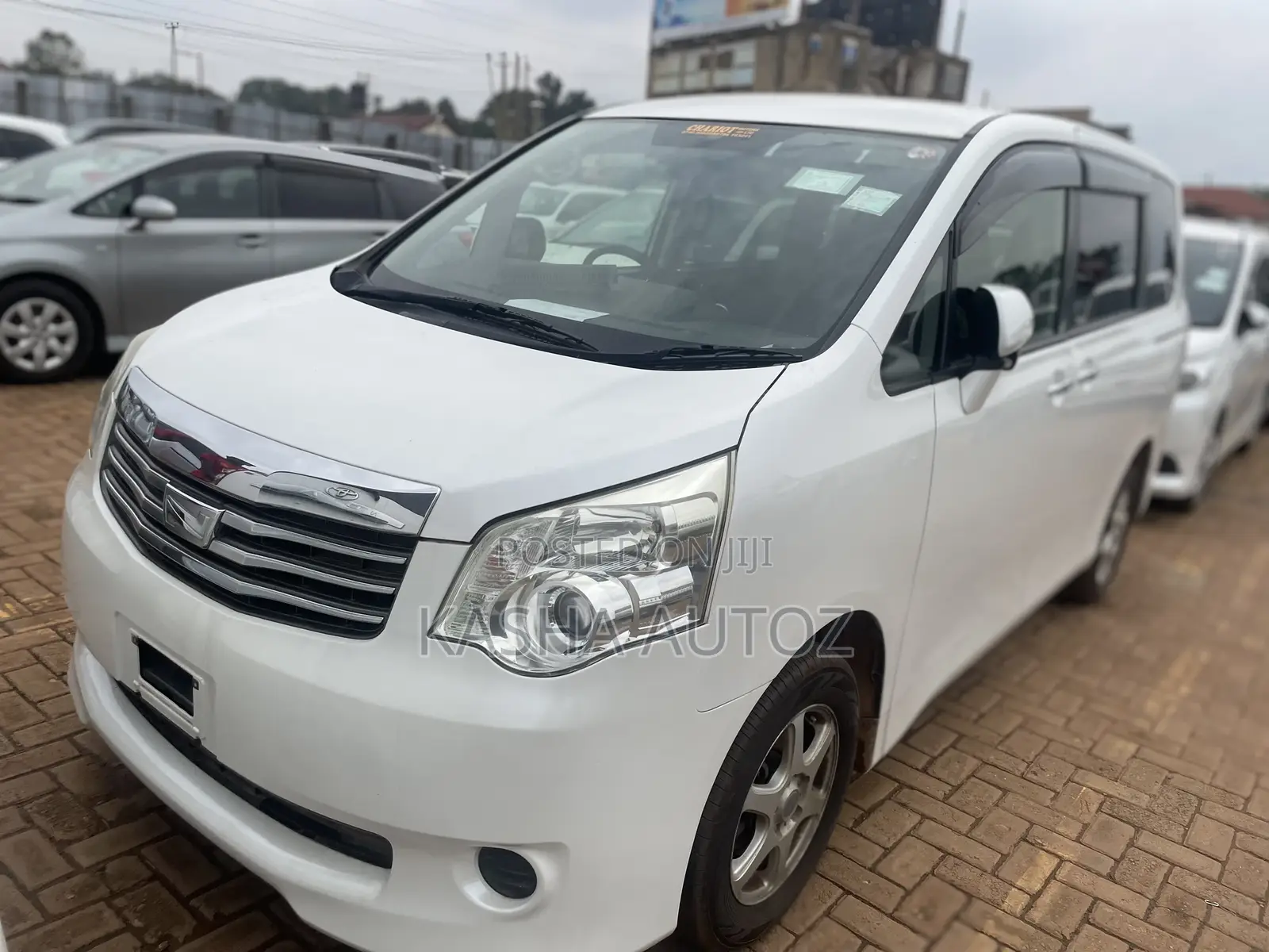 Toyota Noah 2011 White