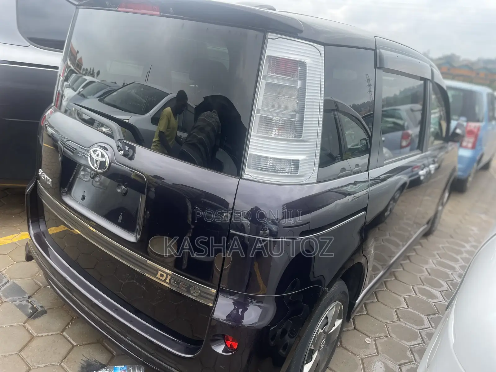 Toyota Sienta 2012 Purple