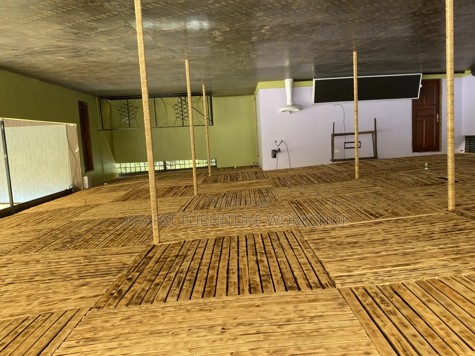 Interior Designer Pallet Ceiling and Floor