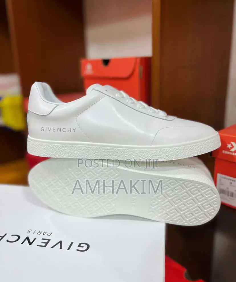 New Givenchy Leather Low Sneakers in Stock