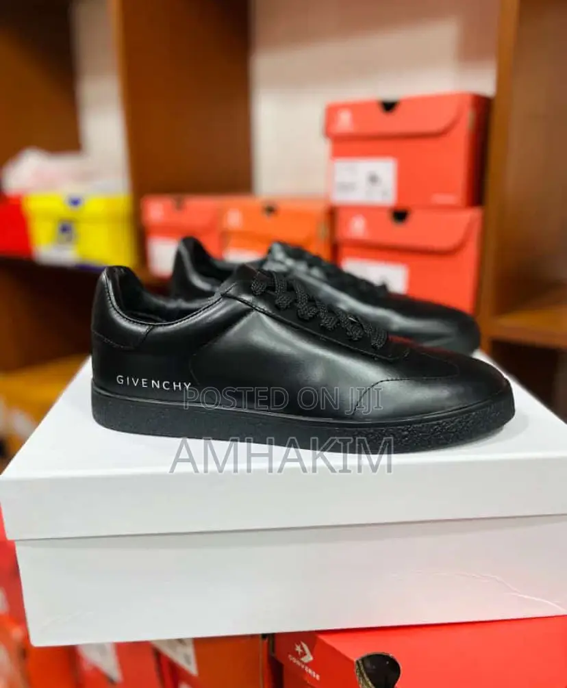 New Givenchy Leather Low Sneakers in Stock