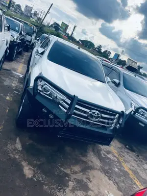 Toyota Hilux Revo Double Cab Deisel 2.4 AWD 2017 White